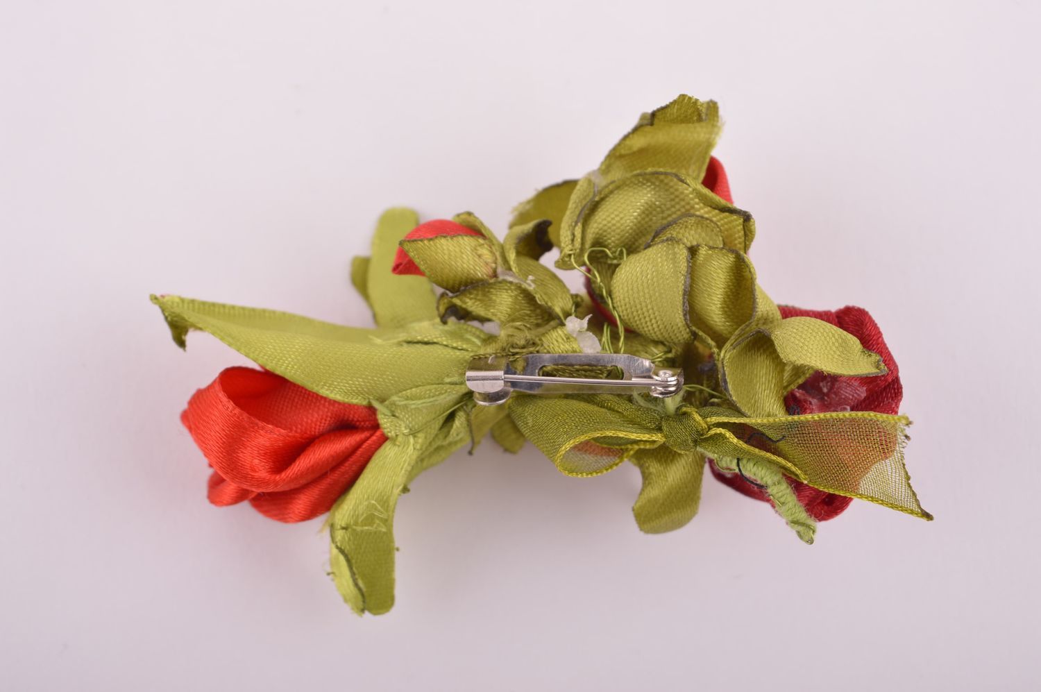 Broche fleurs rouges Bijou fait main en tissu de satin Cadeau femme original photo 3