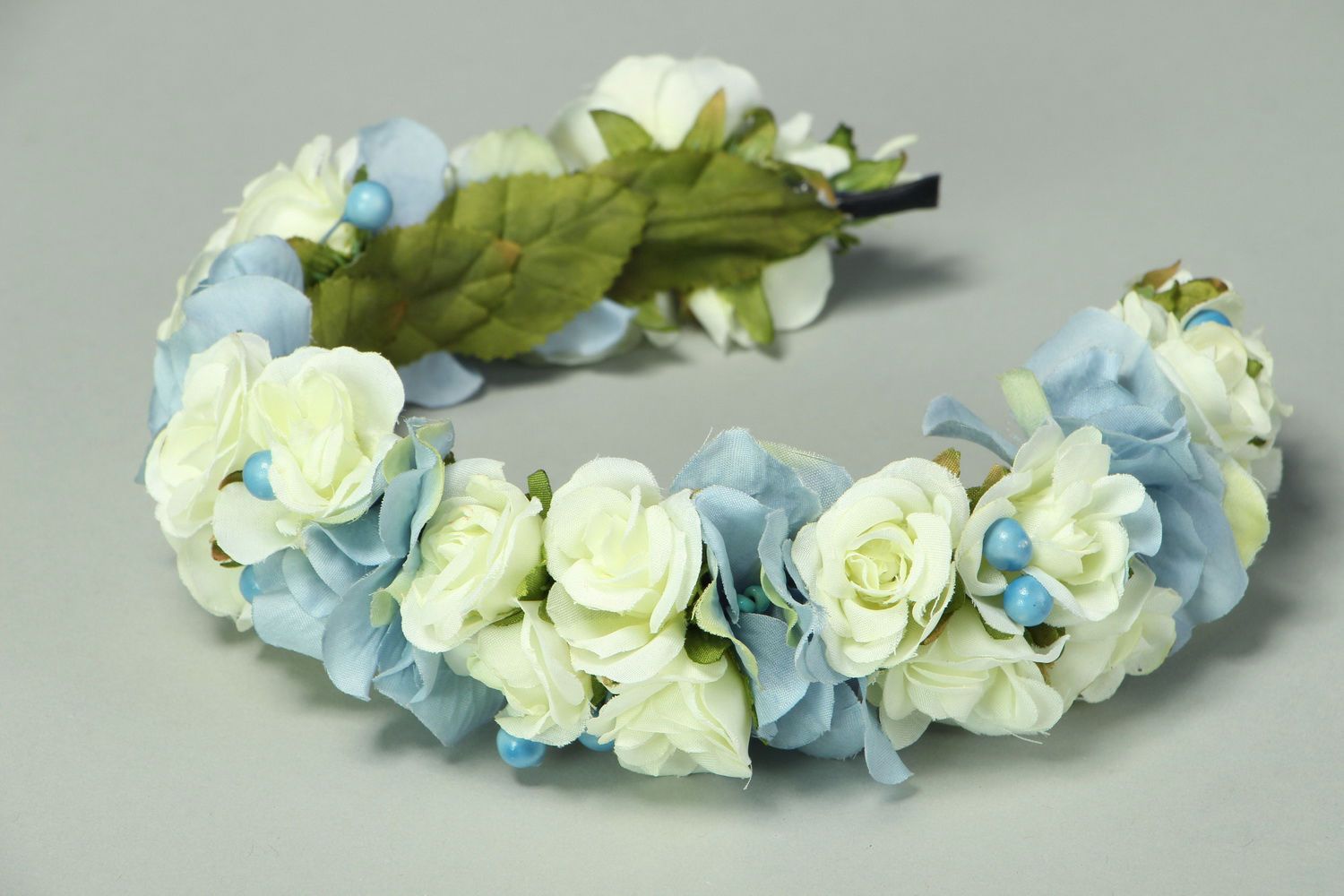 Grinalda para cabelo com flores azuis e brancas foto 4