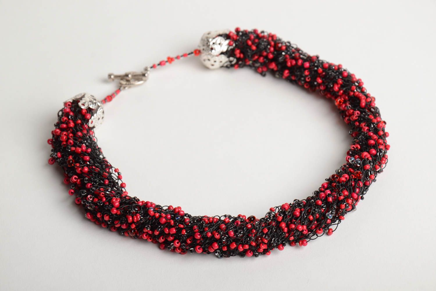 Collier en perles de rocaille tissé au crochet fait main noir et rouge long photo 3