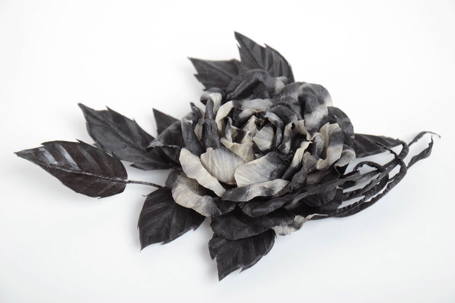 Текстильная брошь в виде пышного черного цветка авторского дизайна ручной работы фото 2