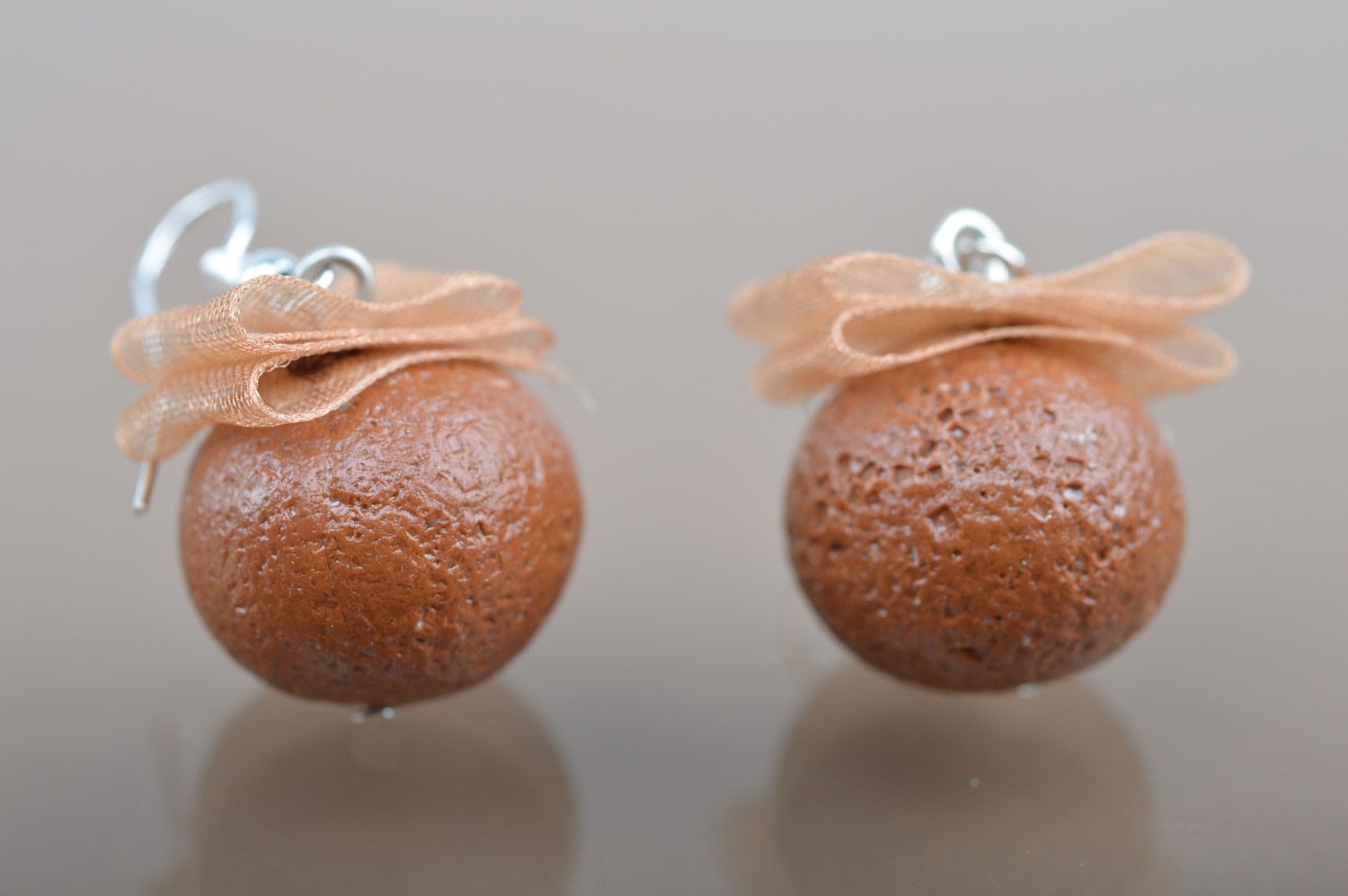 Handgemachte Ohrringe aus Polymerton mit Bändern in Schokoladenfarbe für Damen  foto 5