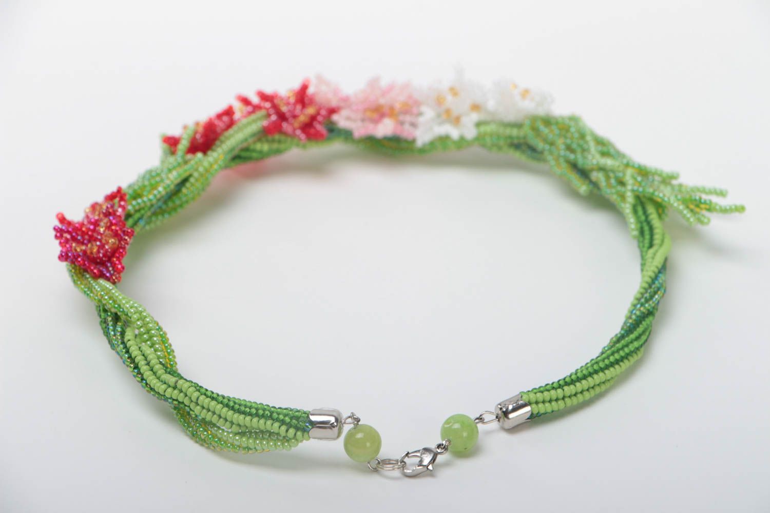 Schönes grünes originelles handgemachtes Collier aus Glasperlen mit Blumen foto 4