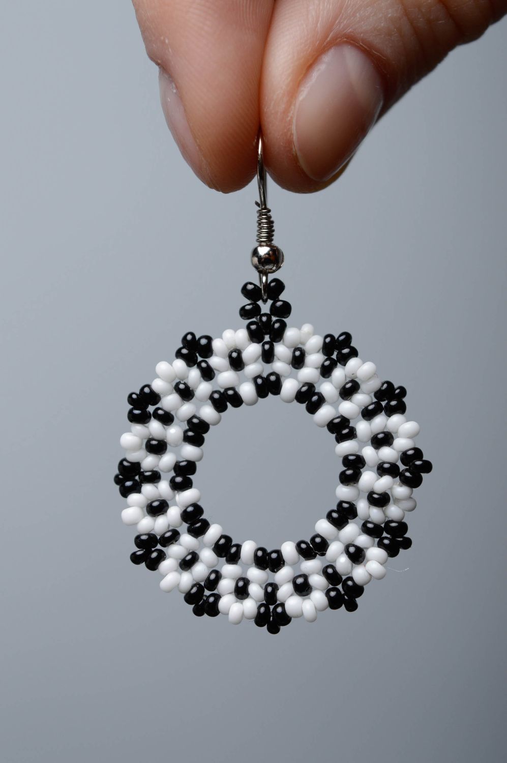 Boucles d'oreilles en perles fantaisie blanc-noir photo 3