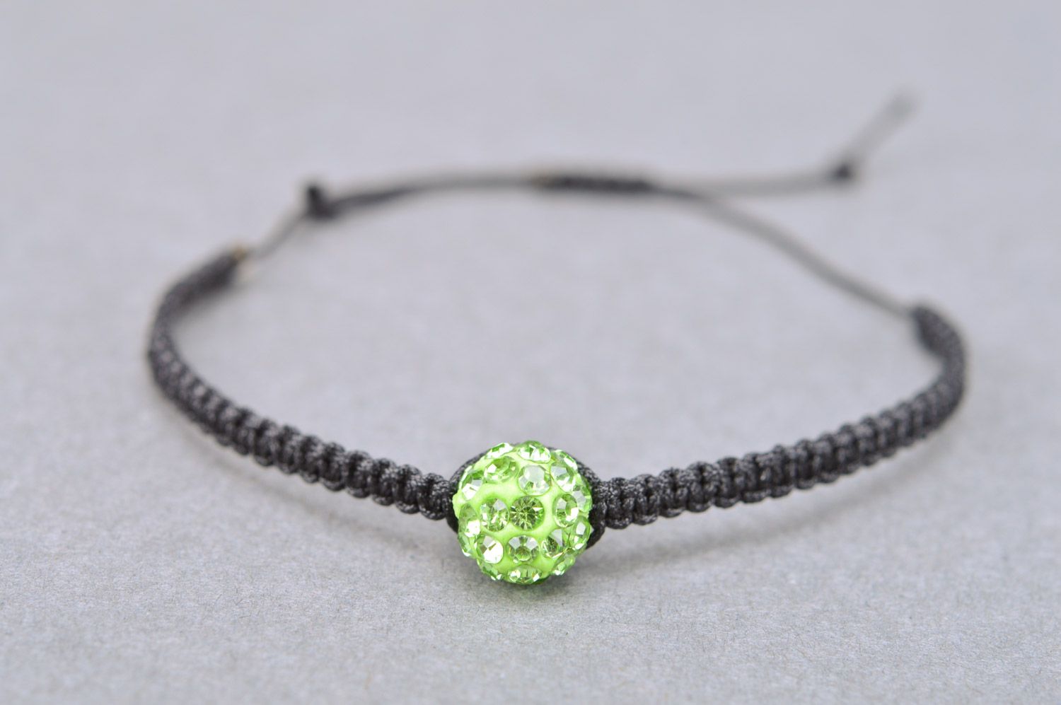 Bracelet tressé noir avec perle fantaisie verte fait main cadeau pour femme  photo 2