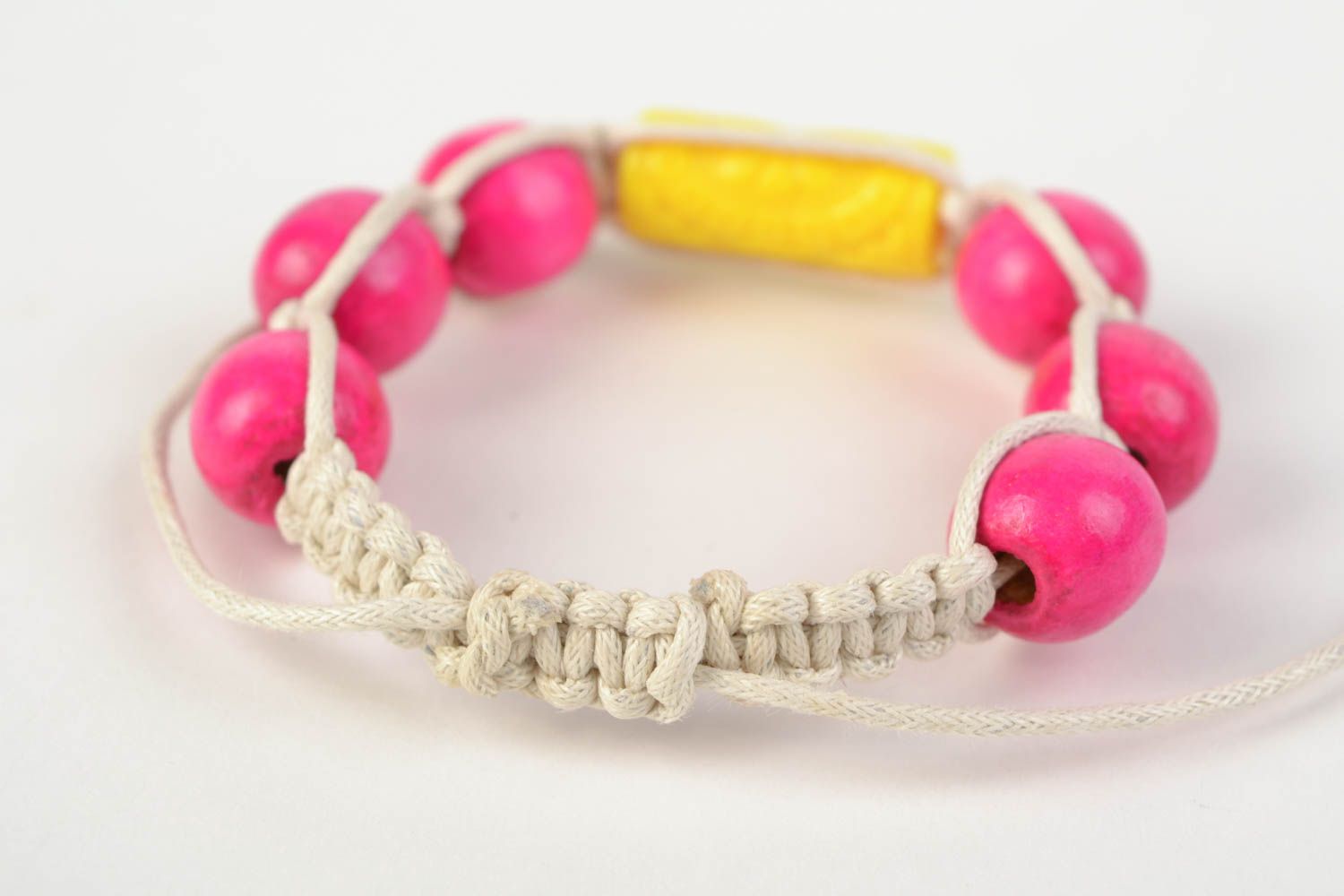 Bracelet en perles de bois et lacets en coton rose et jaune original fait main photo 5