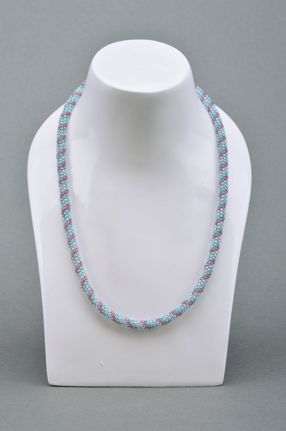Collier spirale en perles de rocailles fait main bleu de design original photo 3