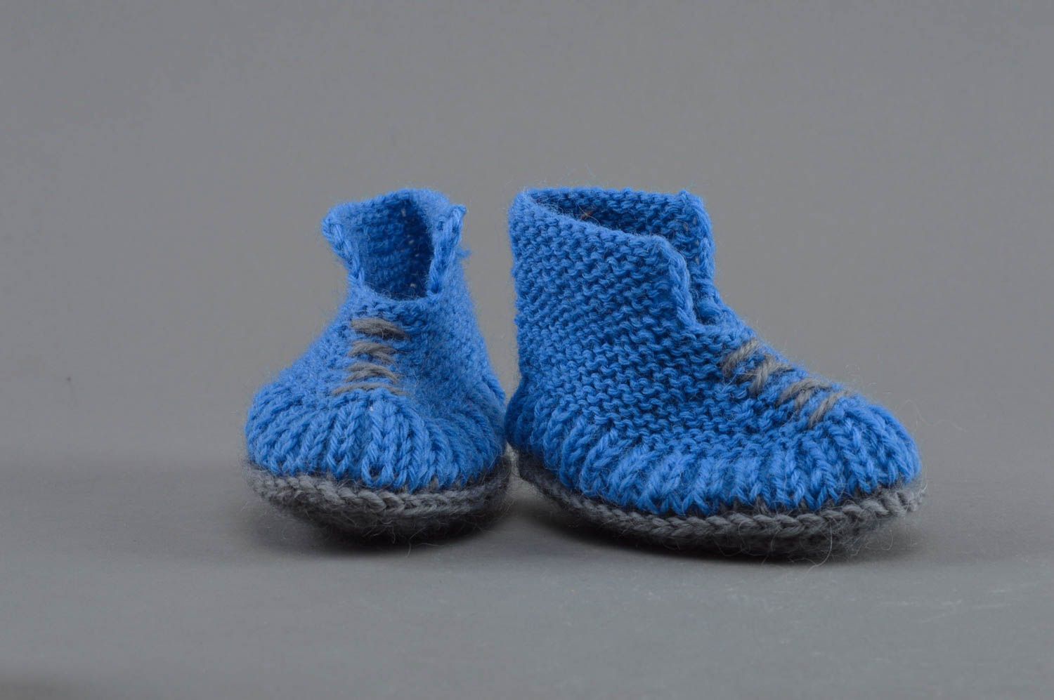 Chaussons de bébé tricotés avec des aiguilles faits main bleus pour garçon  photo 1