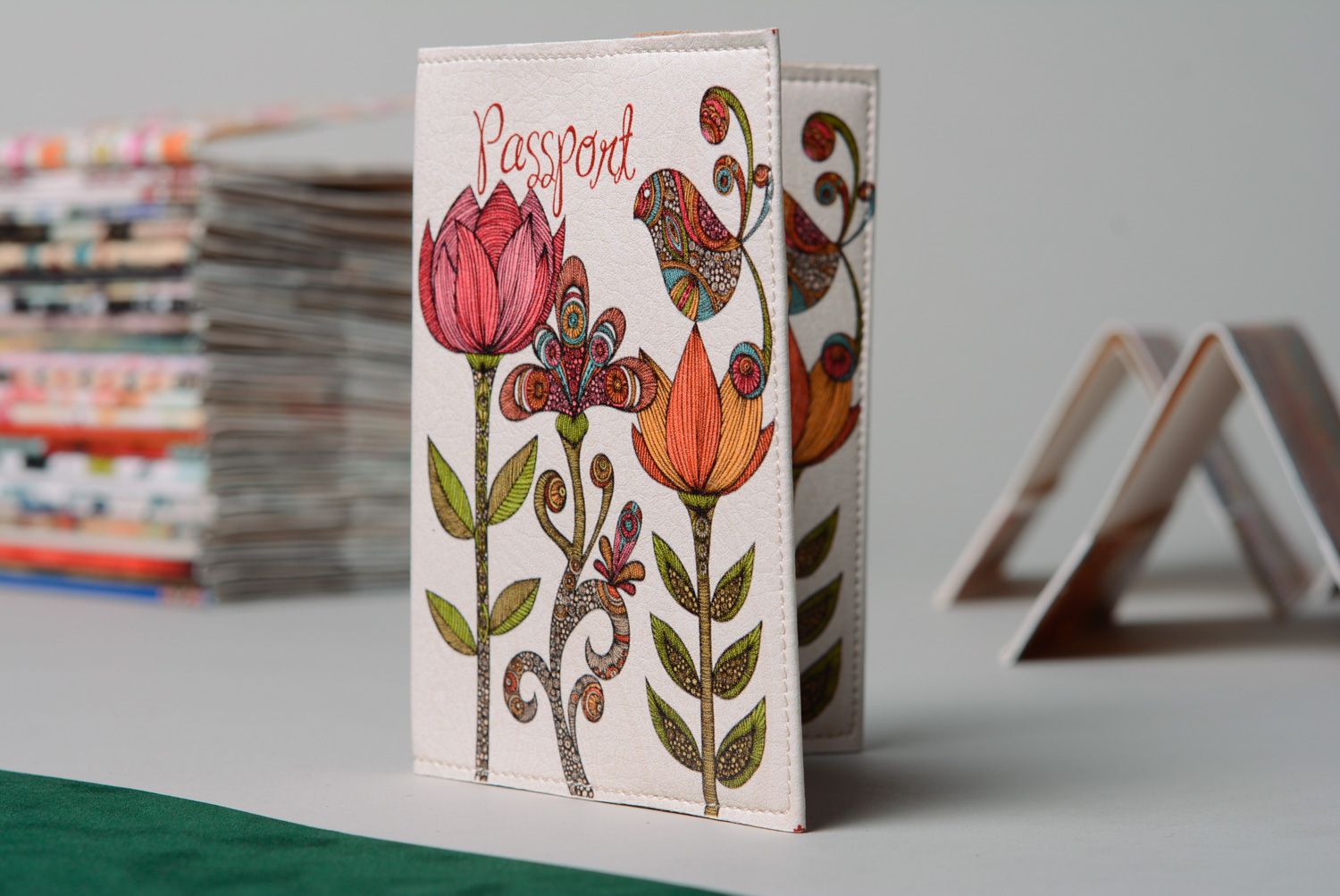 Funda para pasaporte hecha a mano de cuero con estampado Flores foto 1