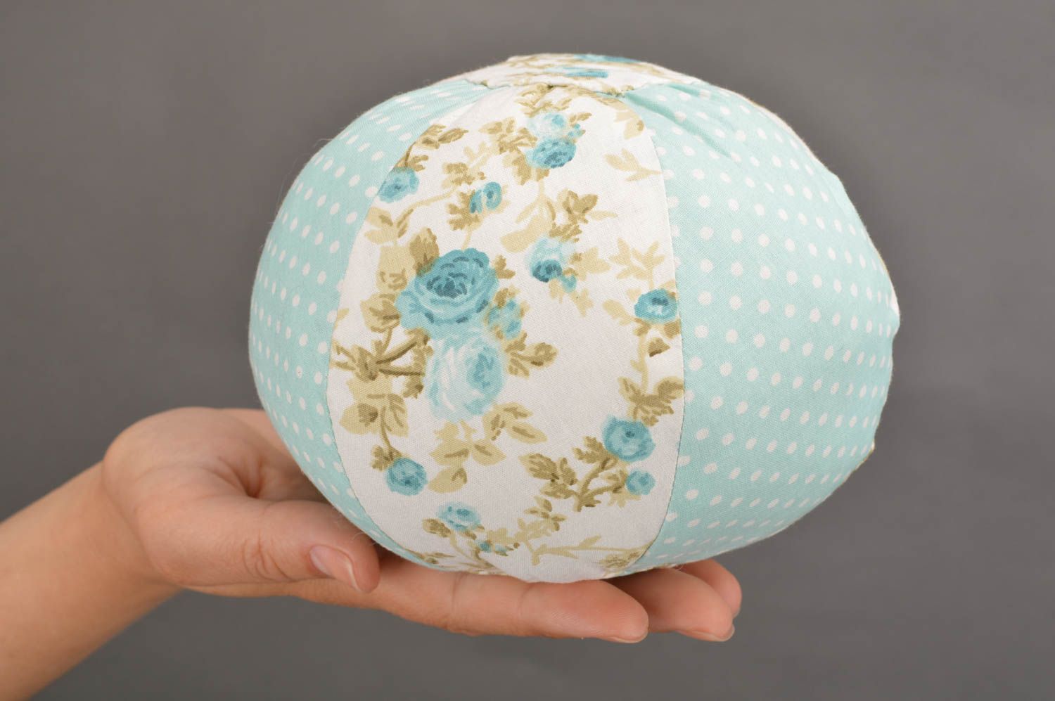 Мягкая игрушка в виде голубенького мяча из хлопковой ткани ручной работы фото 3
