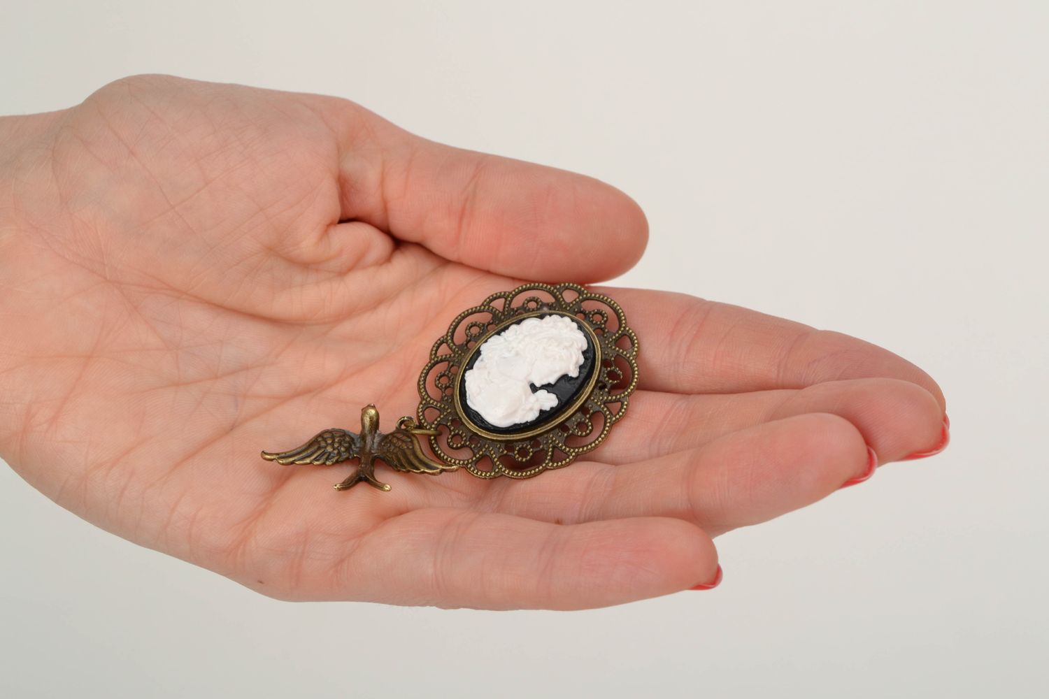 Vintage metal brooch with cameo and swallow photo 2