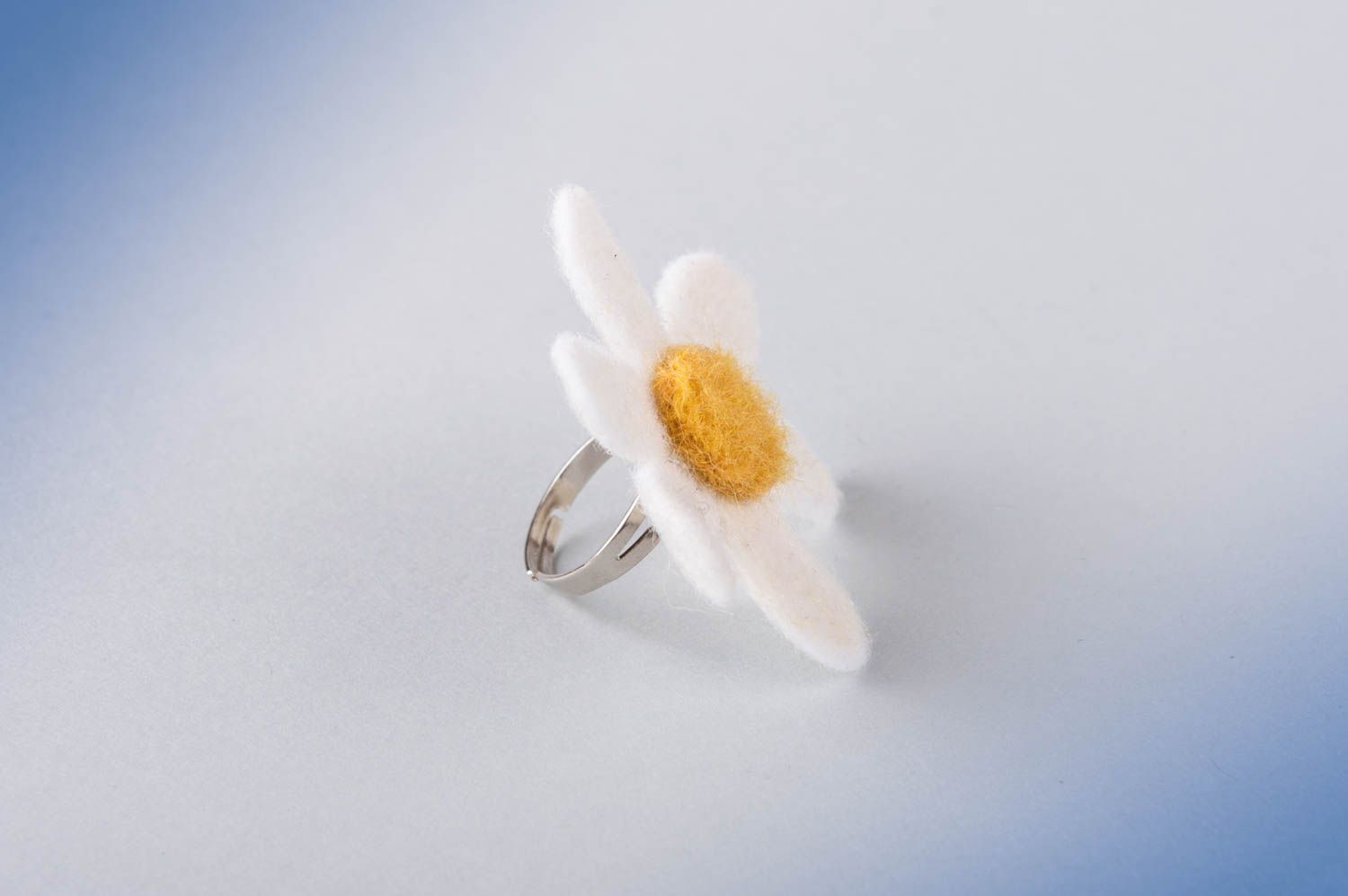 Металлическое кольцо ручной работы с цветком из шерсти мериноса Ромашка  фото 2