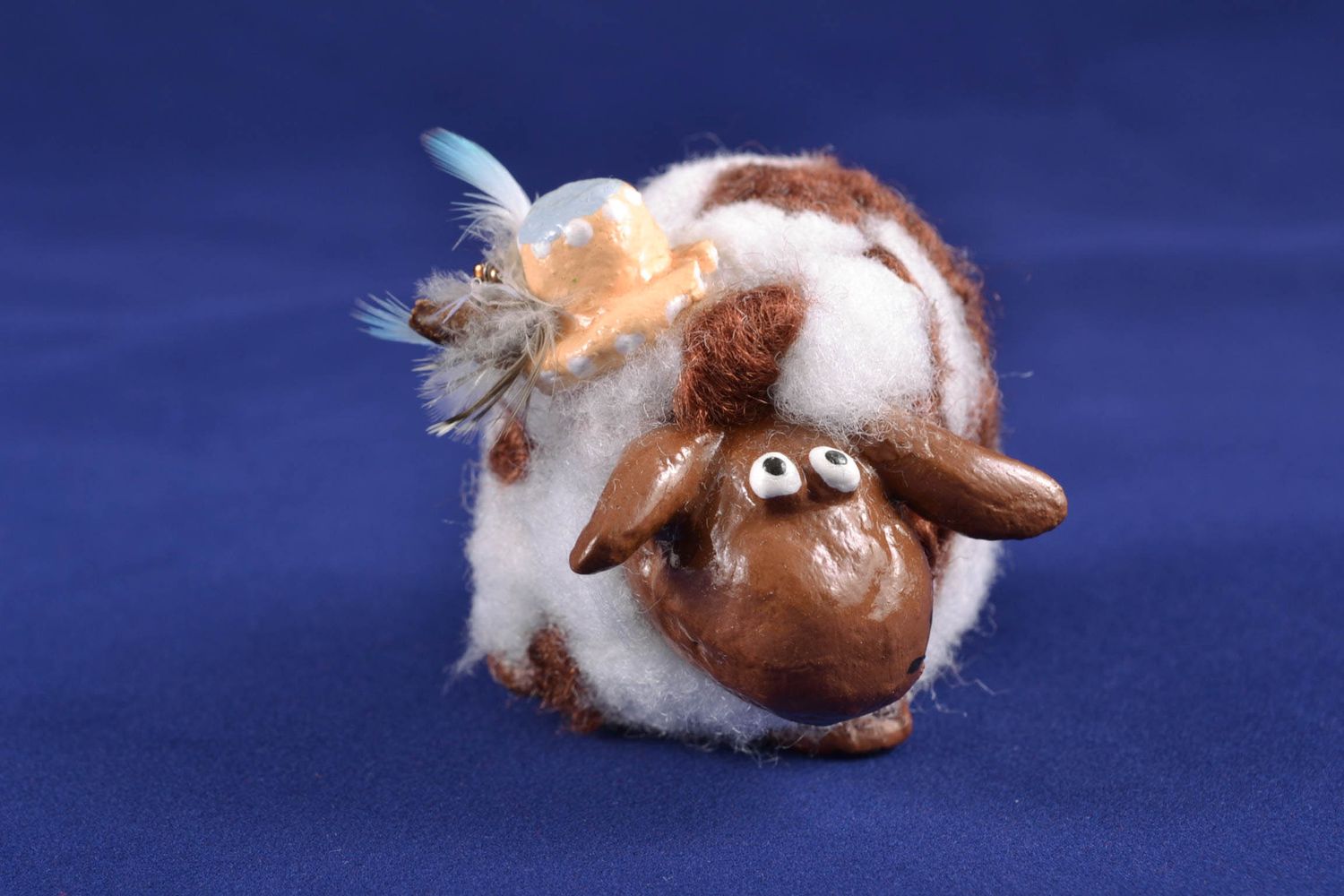 Статуэтка и папье-маше овечка со шляпой миниатюрная фото 4