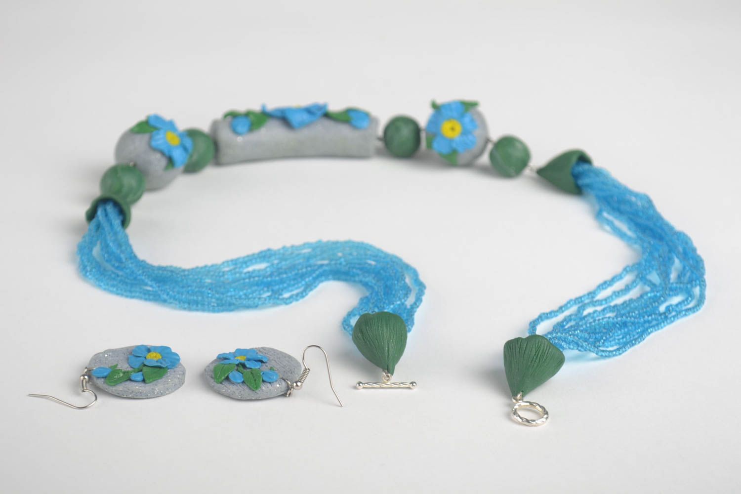 Conjunto de bisutería hecha a mano de collar y pendientes con flores de arcilla  foto 4