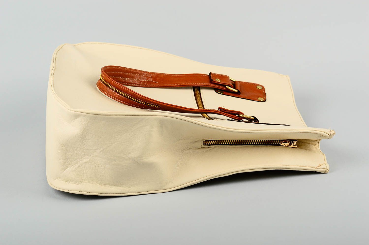 Сумка ручной работы сумка на плечо из кожзама женская сумка бежевая стильная фото 3