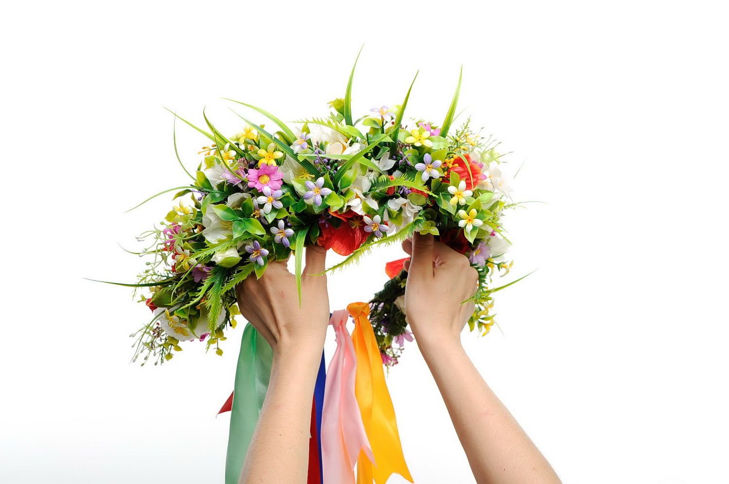 Corona con flores artificiales y cintas de raso foto 2