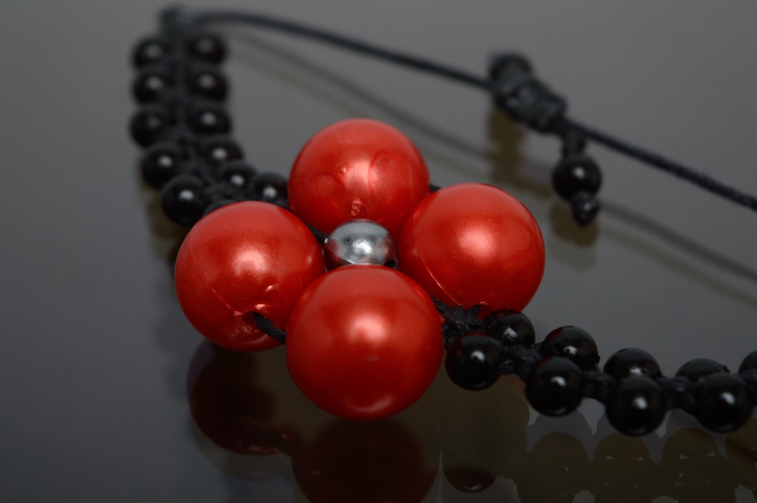 Bracelet en macramé noir avec fleur lacet ciré et perles céramiques fait main photo 2
