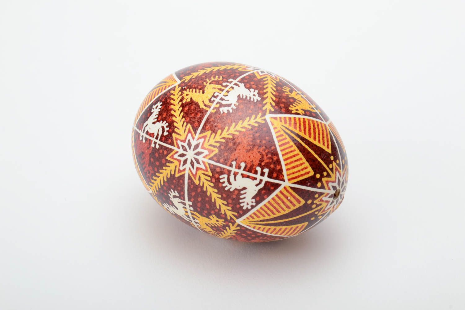 Huevo de Pascua decorativo artesanal pintado a mano con ornamento abundante foto 2