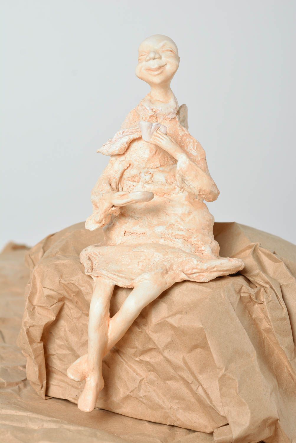 Schöne originelle dekorative handgemachte Figurine aus Polymerton Junge foto 1