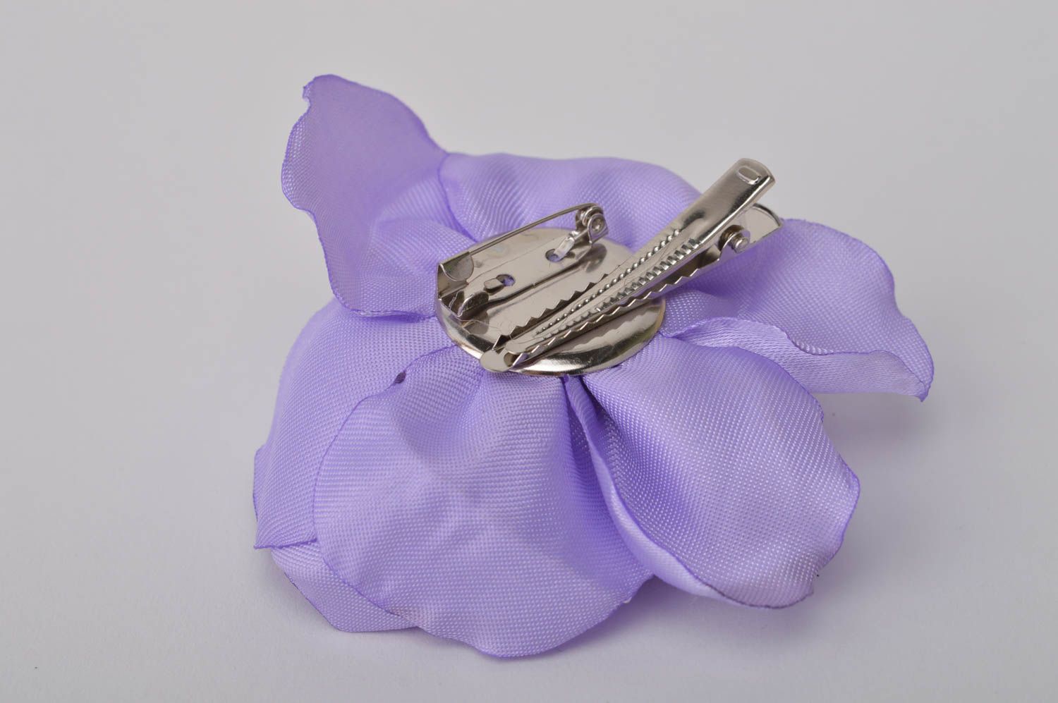 Broche fleur violette faite main Pince à cheveux satin perles Accessoire femme photo 5
