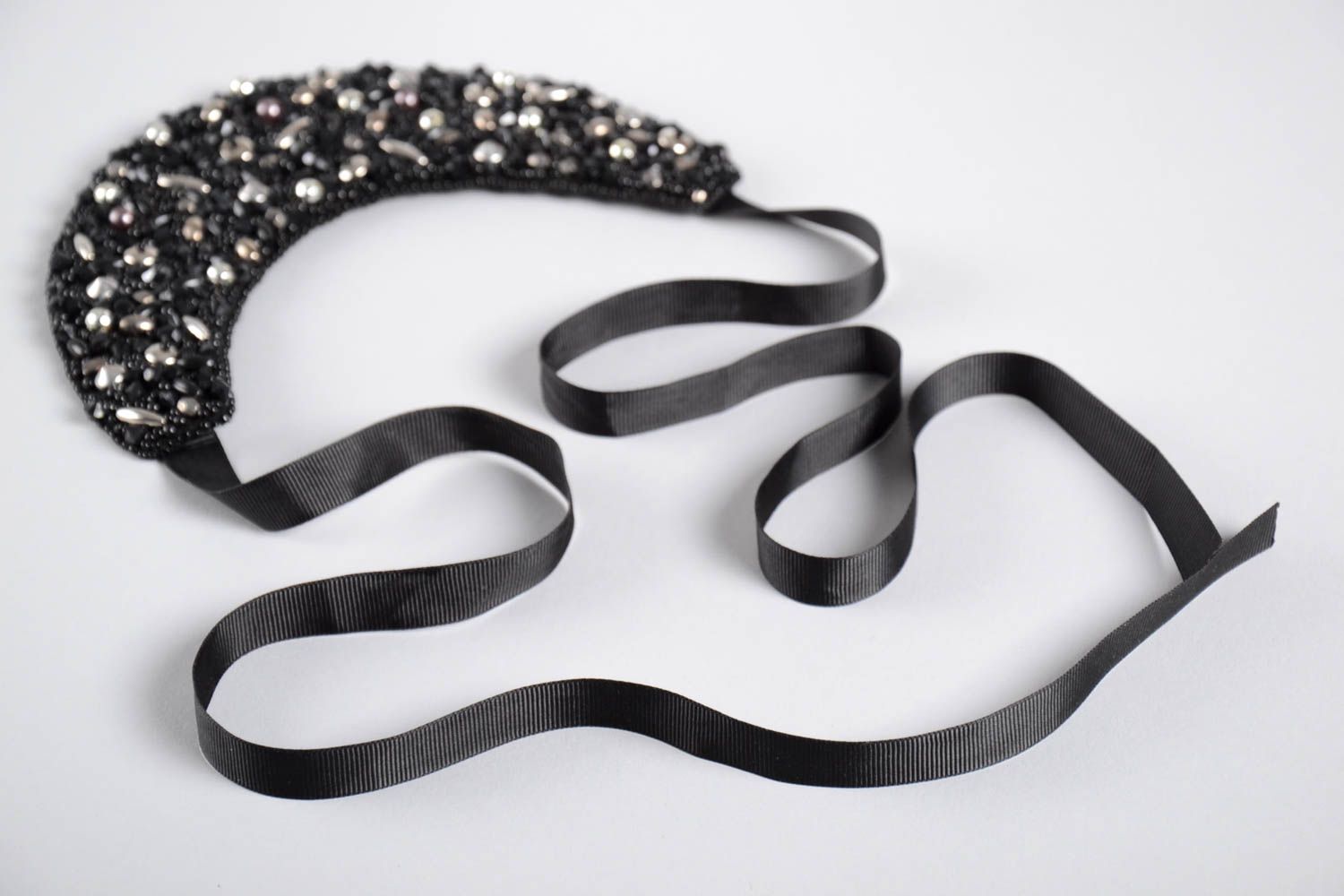 Колье из бисера украшение ручной работы черное ожерелье из бисера на завязках фото 5