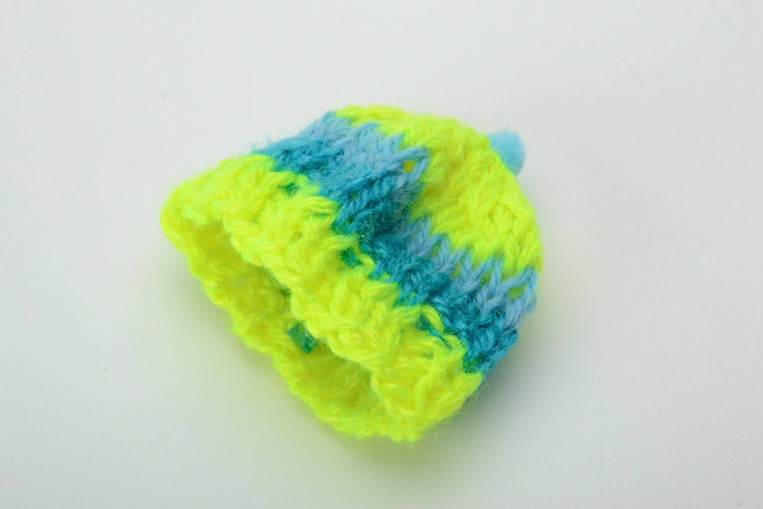 Bonnet rayé pour oeuf fait main jaune bleu tricoté en fils décoration de Pâques photo 4