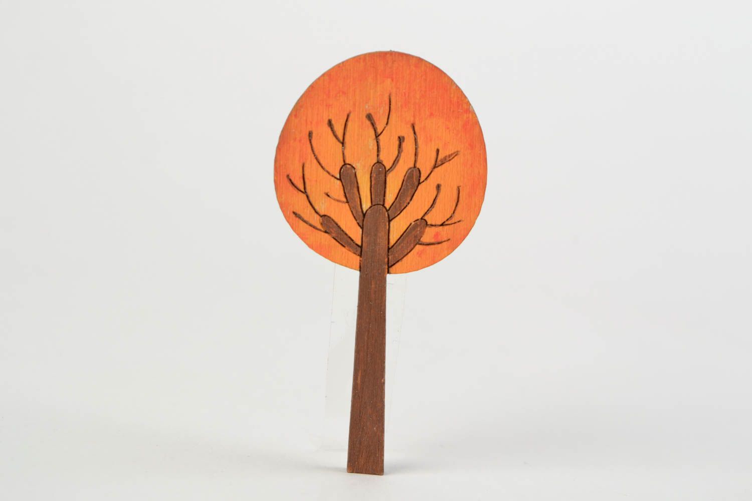 Broche original de madera pintado con alfiler hecho a mano El árbol de otoño foto 1