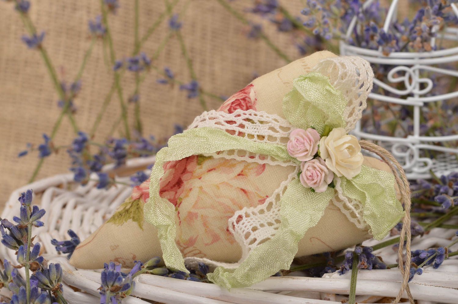 Colgante decorativo corazón textil con flores y aroma de vainilla hecho a mano  foto 1