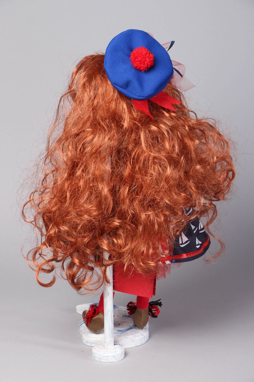 Handgemachte Puppe aus Stoff mit langen roten Haaren foto 3