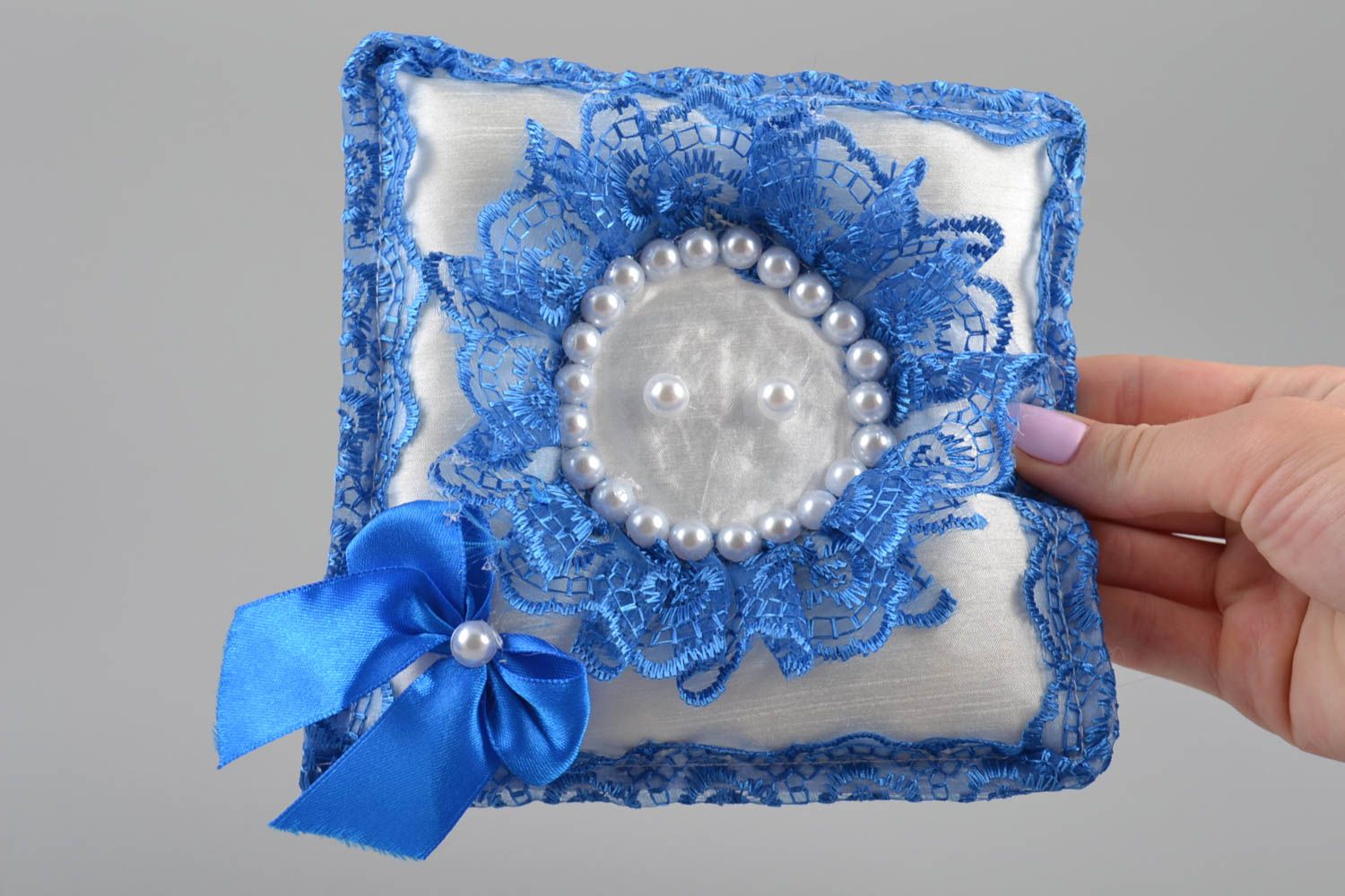 Свадебная подушечка для колец с бусинками и синим кружевом ручной работы яркая фото 5