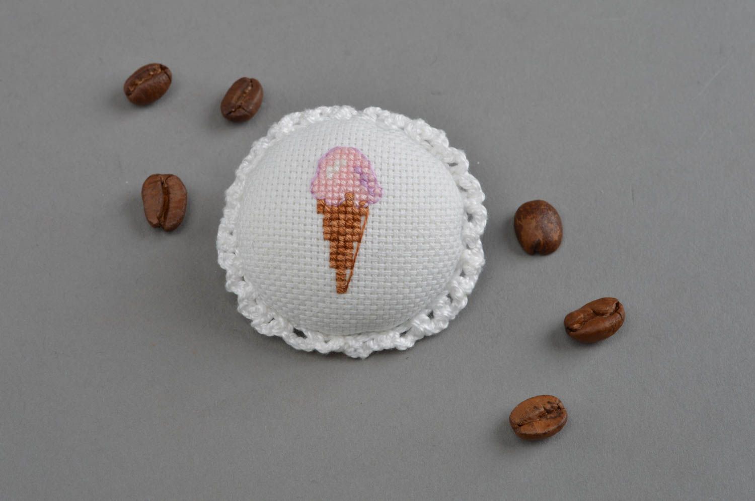 Белая брошь с вышивкой крестиком ручной работы с кружевом красивая Мороженое фото 1