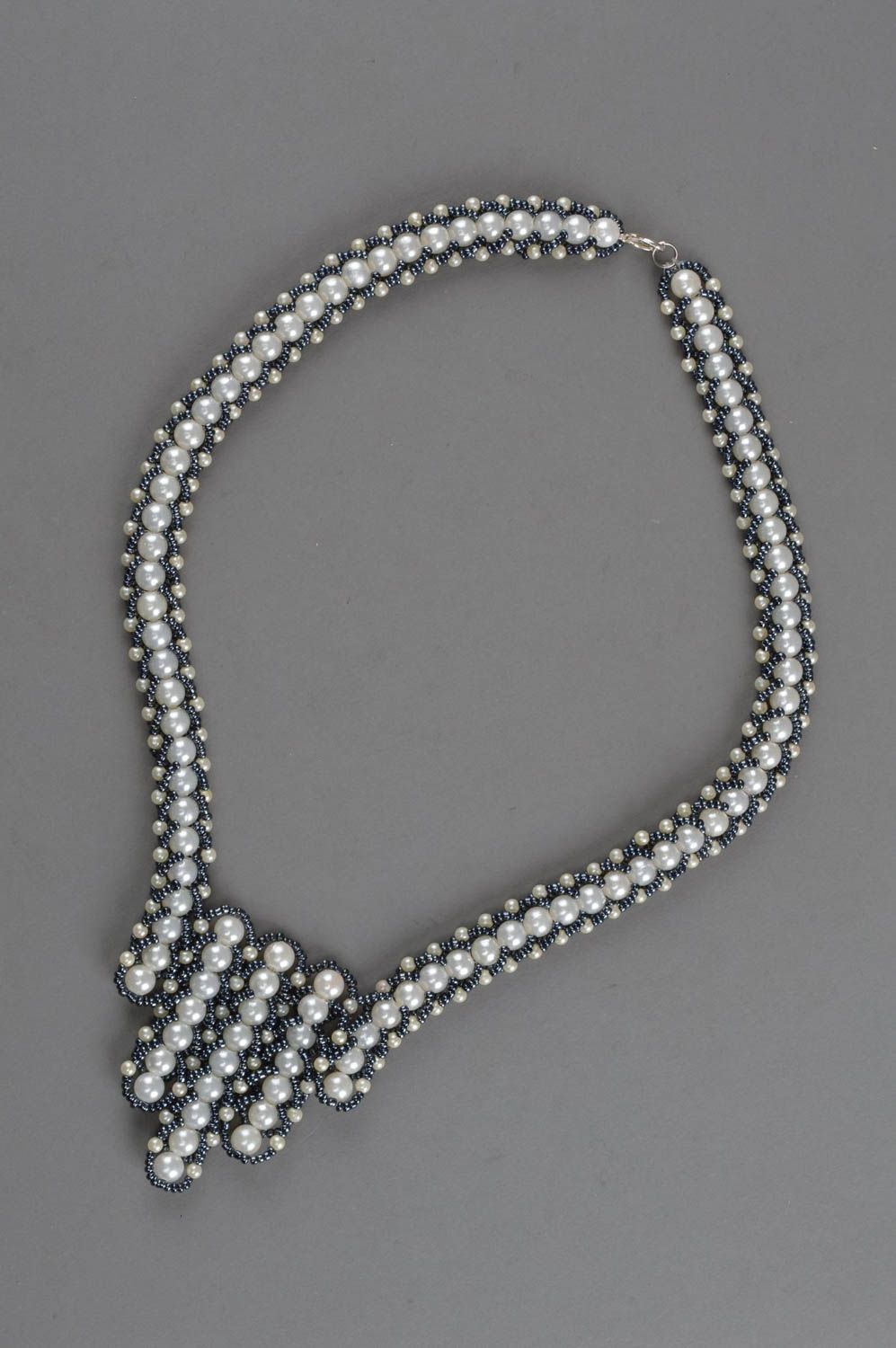 Collier en perles de rocailles et perles fantaisie fait main rayé blanc noir photo 3