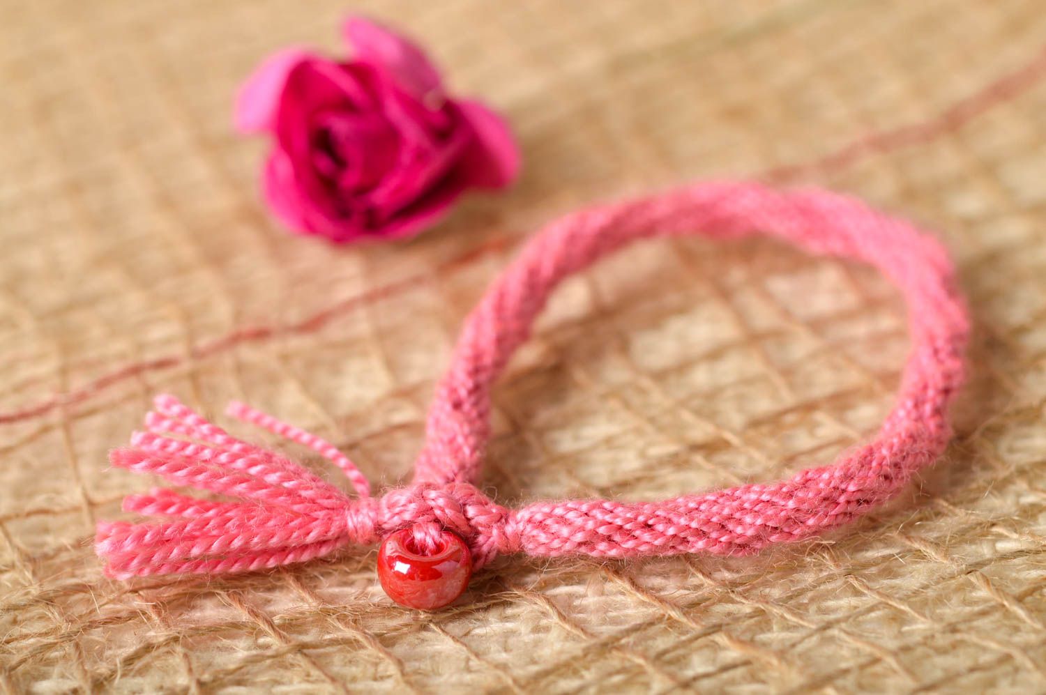 Плетеный браслет с бусиной ручной работы браслет из ниток модный браслет фото 1