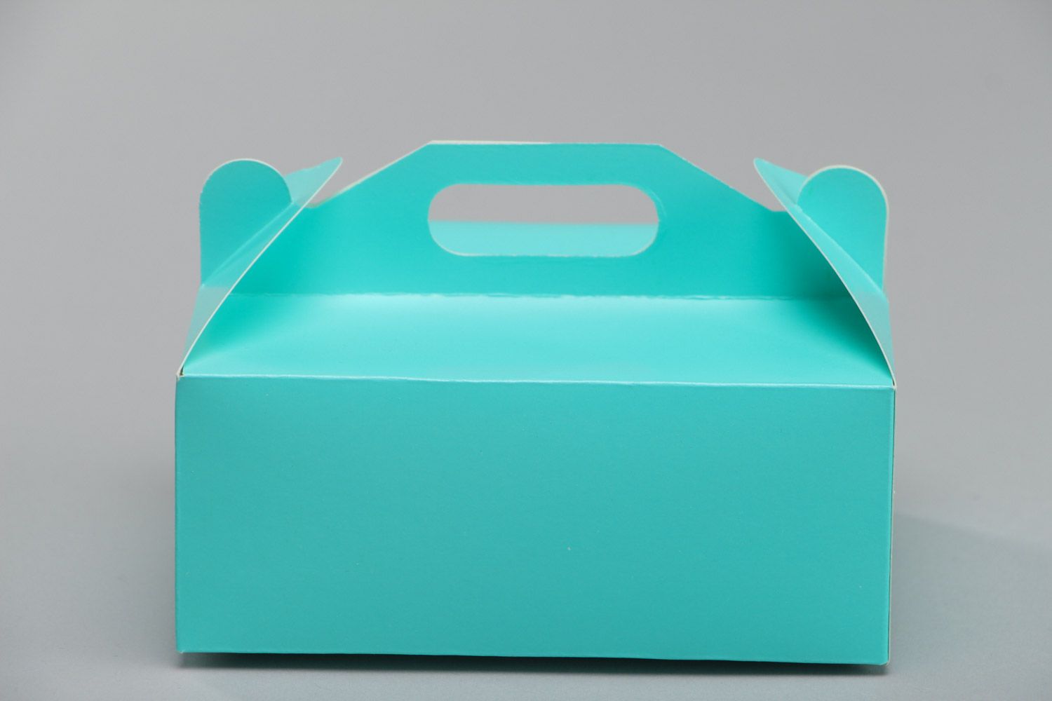 Голубая подарочная коробка в виде сундучка из картона ручной работы фото 2