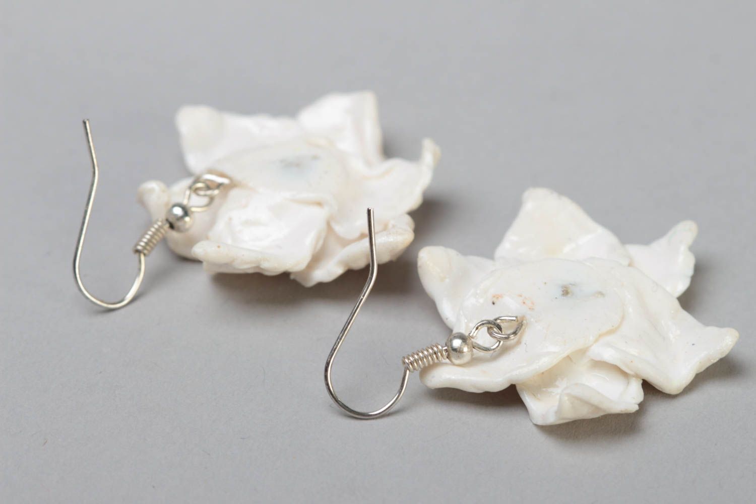 Künstlerische weiße Blumen Ohrringe aus Polymer Ton handmade Schmuck für Frauen foto 4