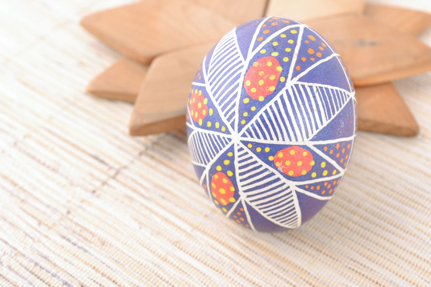 Huevo de Pascua pintado hecho a mano para decorar interiores original bonito foto 1
