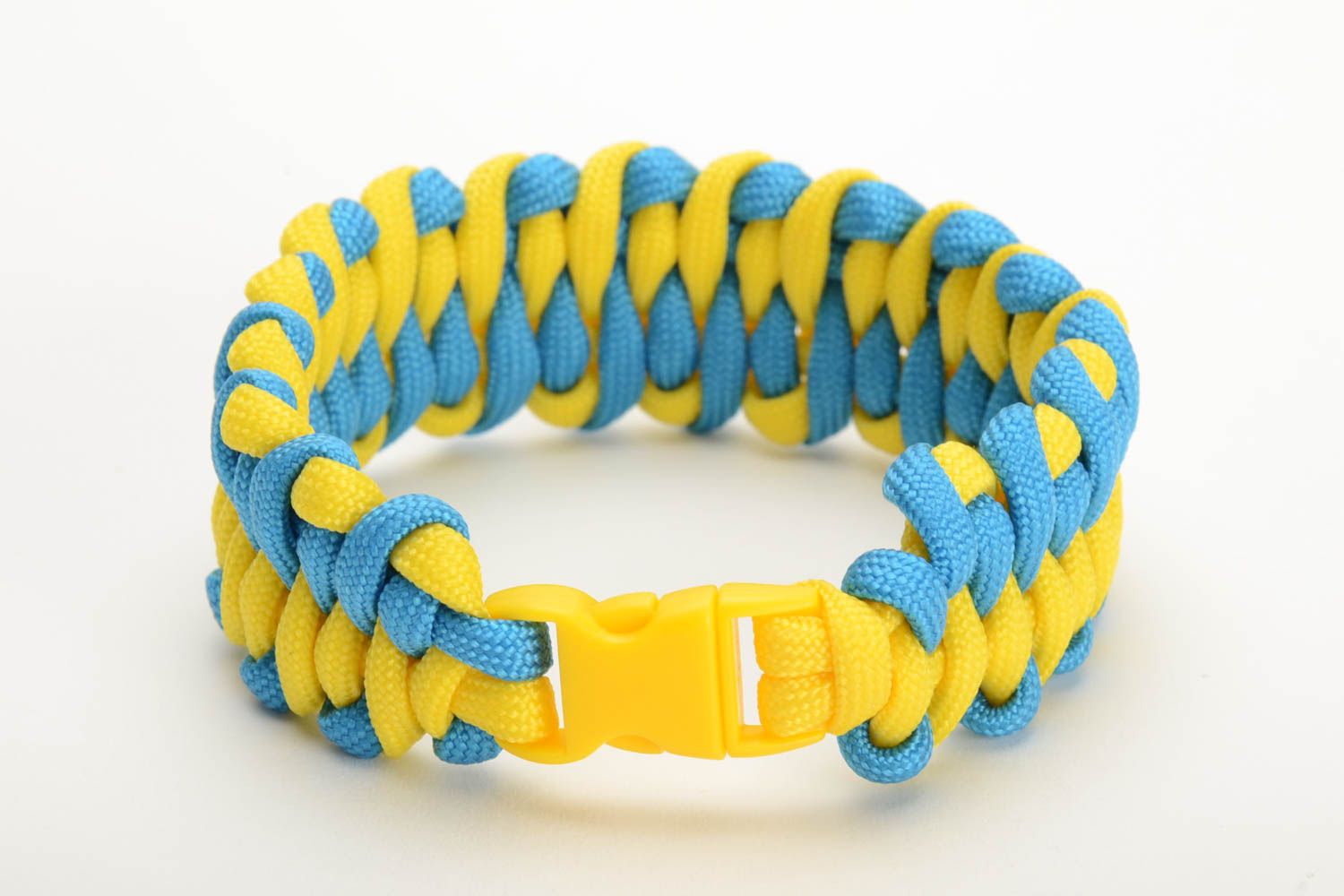 Geflochtenes Armband aus Paracord Schnur künstlerisch in Blau und Gelb breit foto 3