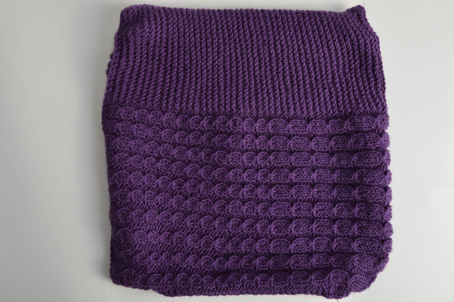 Вязаная наволочка на подушку фиолетовая темная небольшая стильная хэнд мейд фото 2