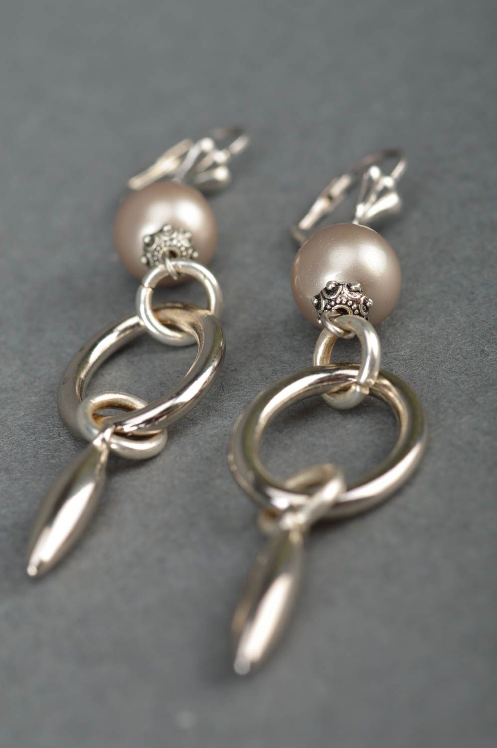 Künstlerische schöne handgeschaffene Gehänge Ohrringe aus Metall mit Perlen toll foto 5