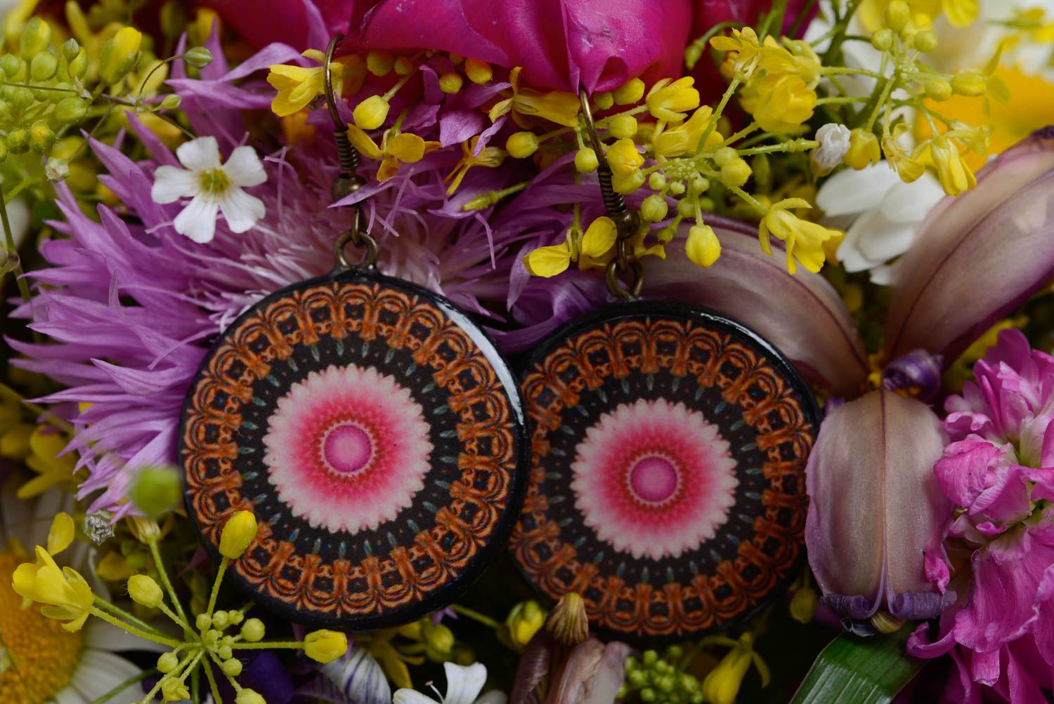 Boucles d'oreilles noires avec fleurs roses en pâte polymère rondes faites main photo 1