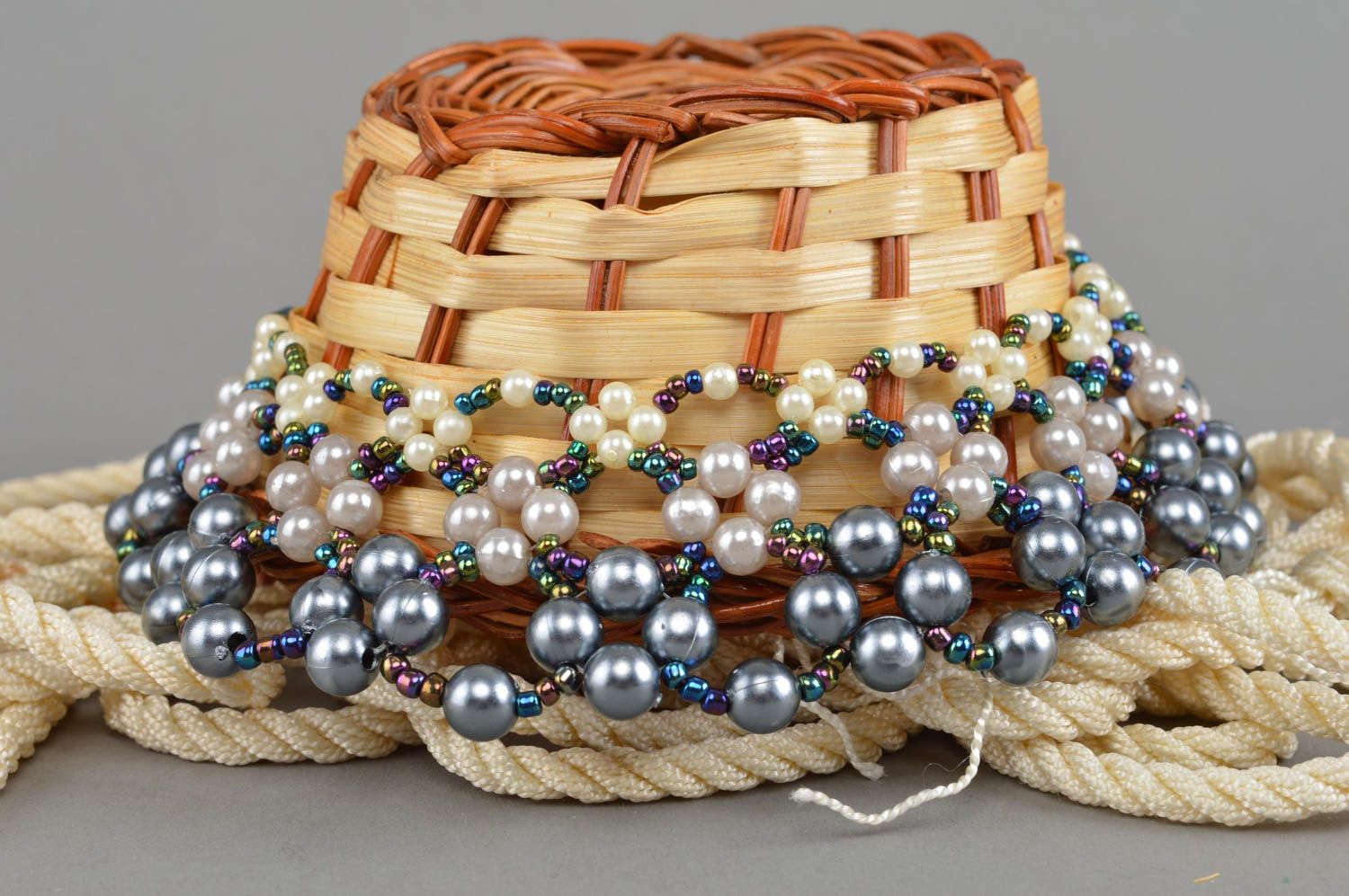Weibliches geflochtenes Collier aus Glasperlen und Perlen handmade Accessoire foto 1