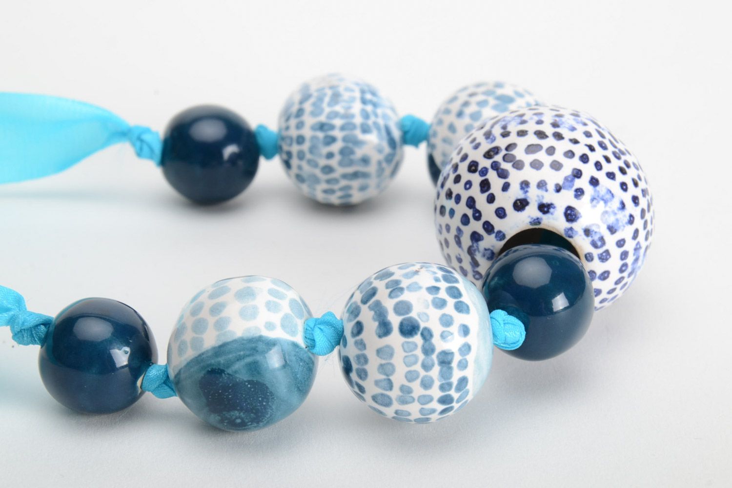Голубое с синим глиняное ожерелье с росписью эмалями ручной работы для девушки фото 5