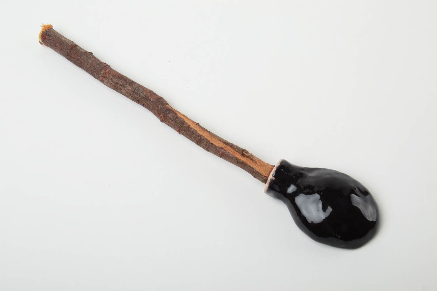 Черная ложка для специй из глины и деревянной веточки абрикоса ручной работы фото 3