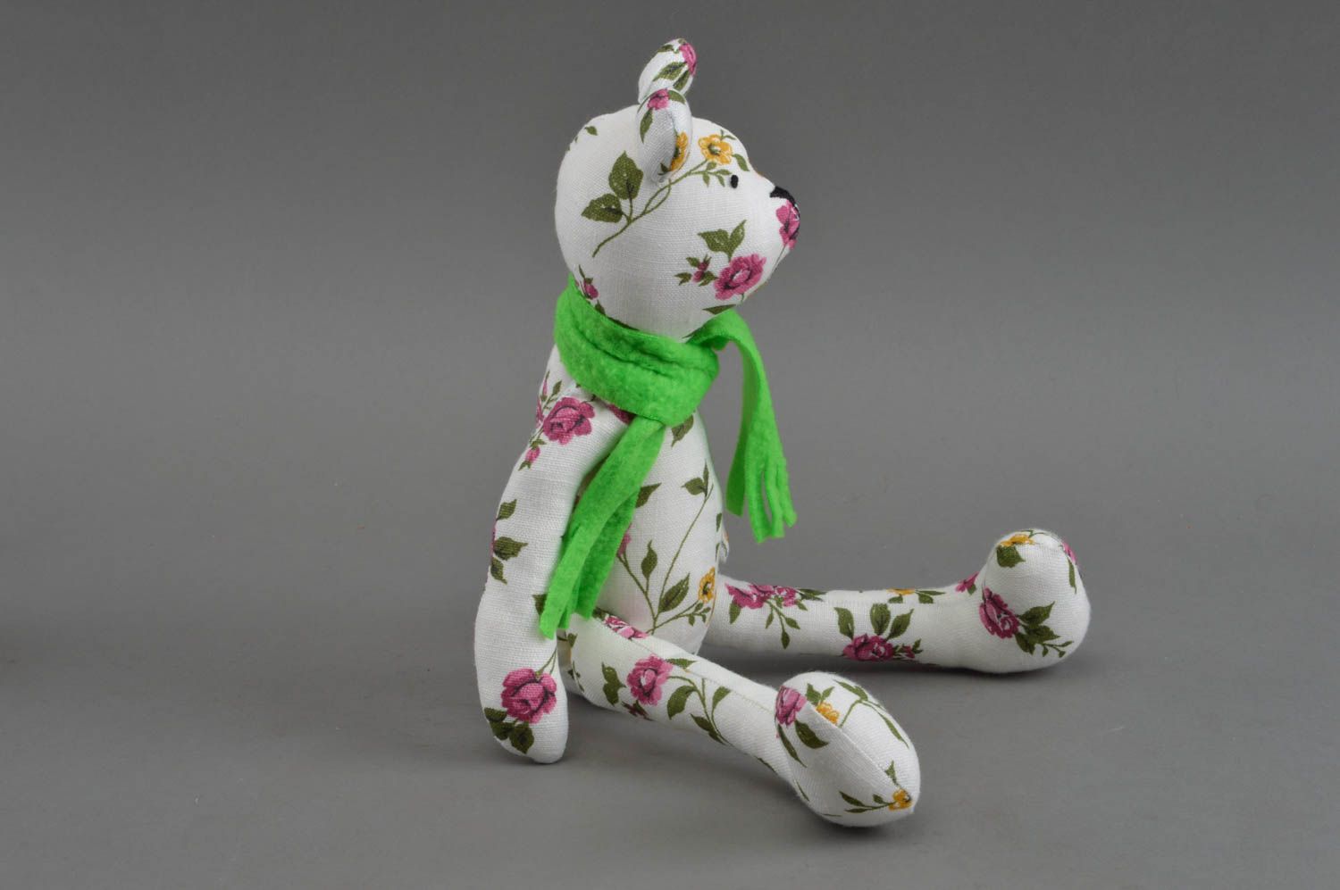 Jouet ours en tissu de lin fait main blanc à motif floral avec écharpe verte photo 2