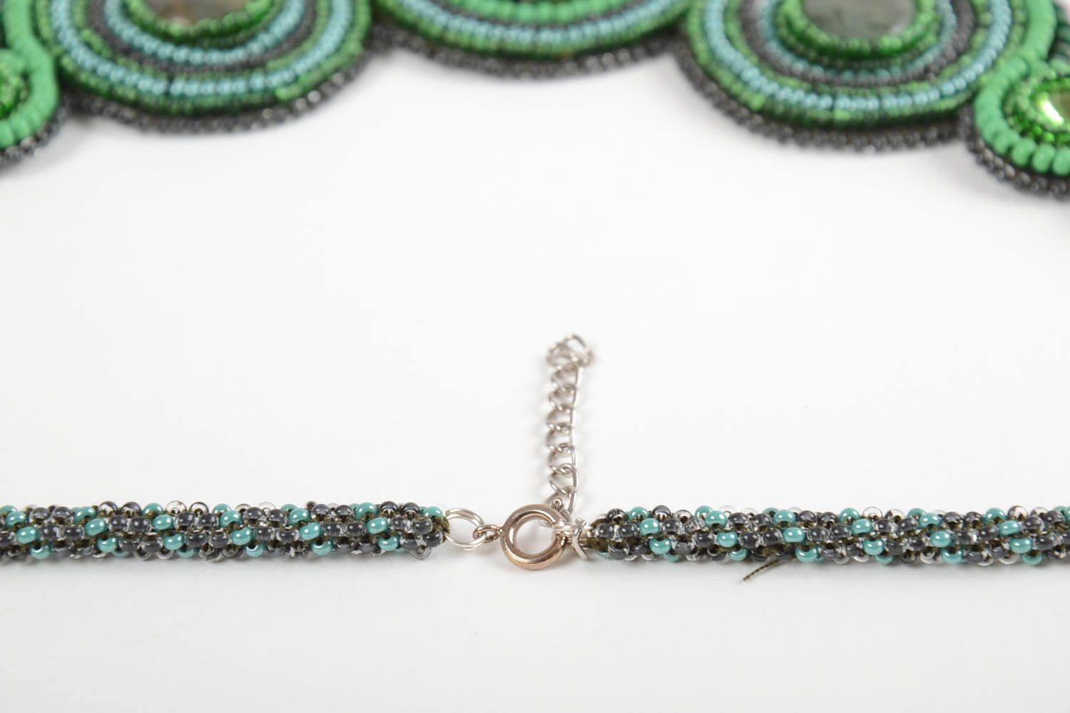 Ожерелье из бисера и натуральных камней на коже ручной работы в зеленых тонах фото 4