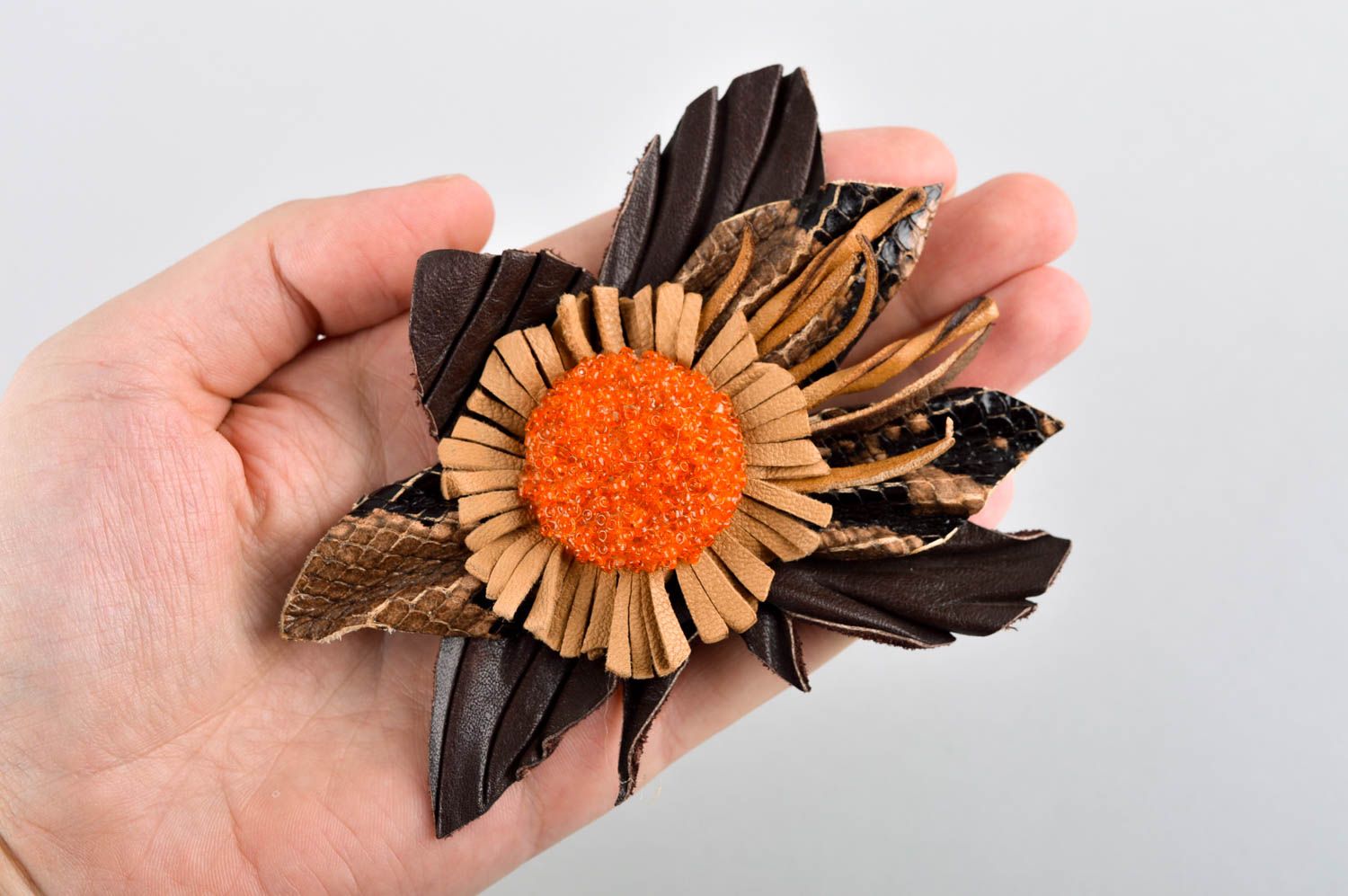 Broche fleur Bijou fantaisie fait main Accessoire en cuir et perles de rocaille photo 4