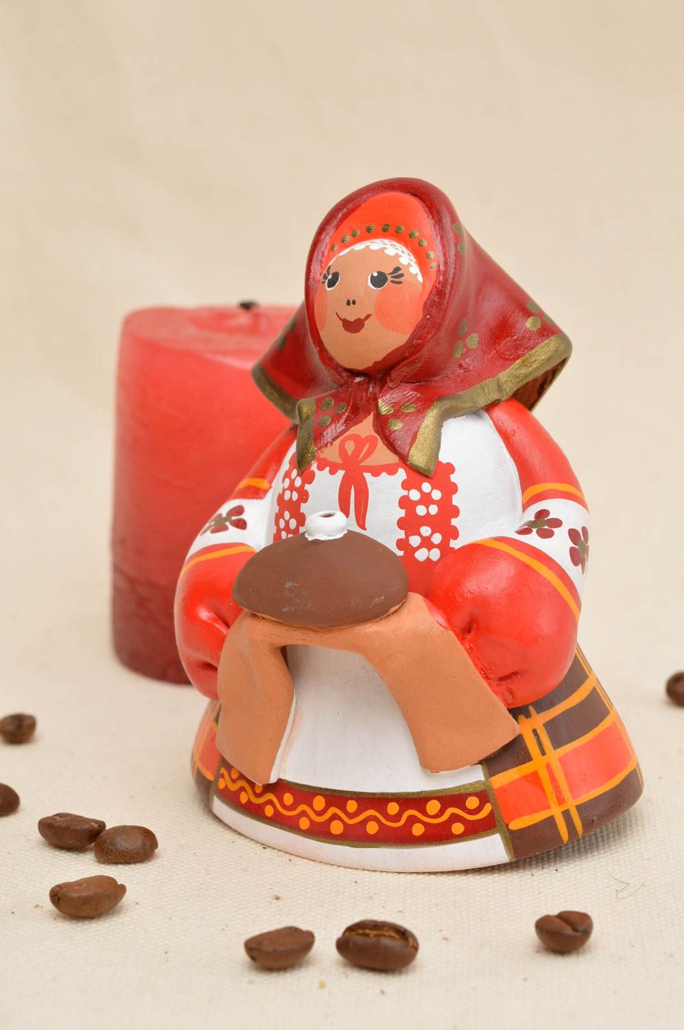 Декоративный колокольчик из красной глины ручной работы бабка с хлебом и солью фото 1