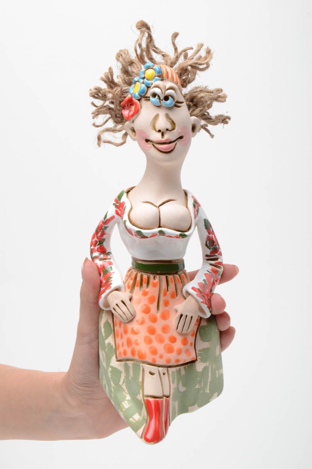 Handgemachte Keramik Statuette mit Bemalung in Form von Frau aus 	Halbporzellan foto 5