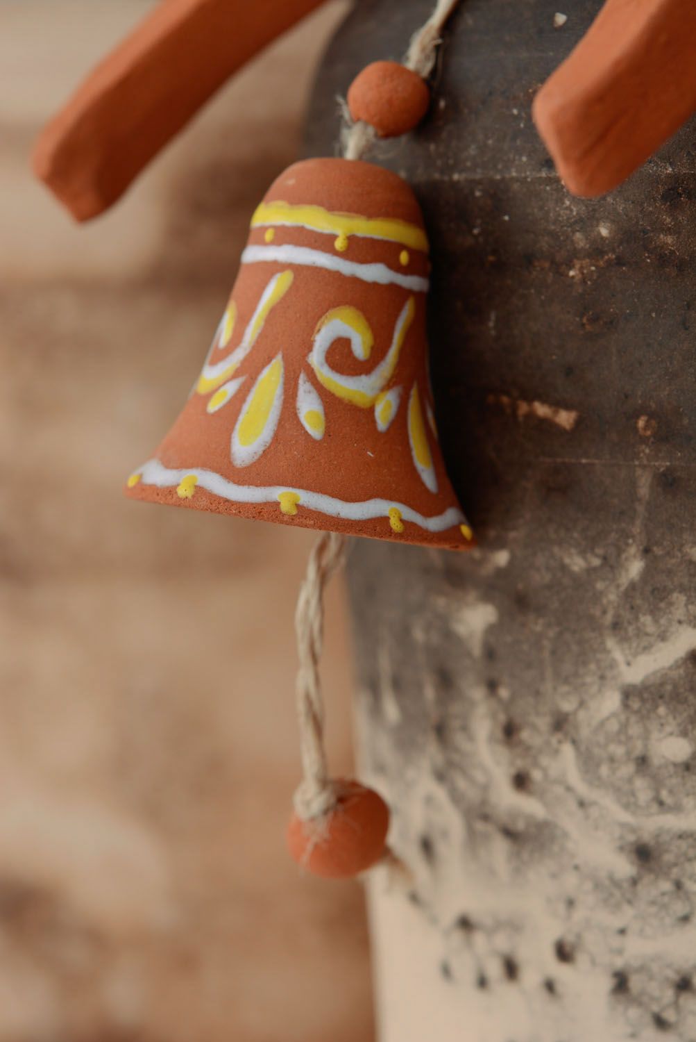 Оригинальный глиняный колокольчик-подвеска фото 1