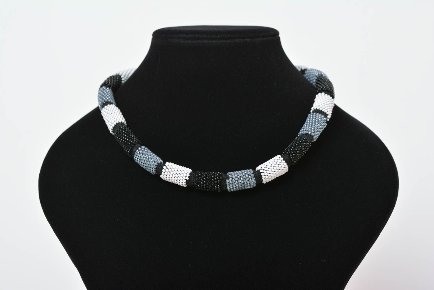 Collier spirale Bijou fait main Cadeau femme gris blanc noir en perles photo 3