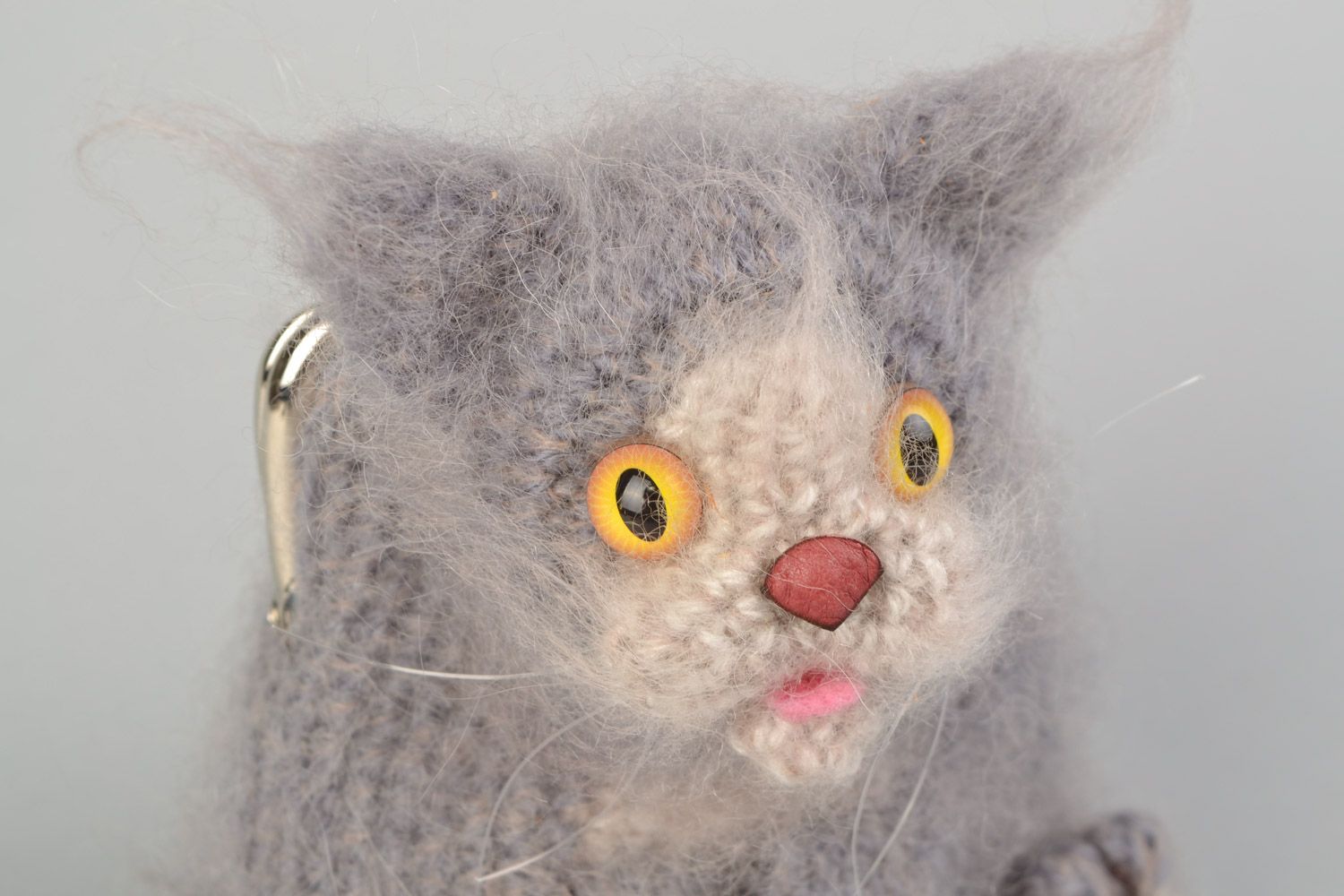 Monedero artesanal tejido a ganchillo de hilos de angora gato gris para niños  foto 4